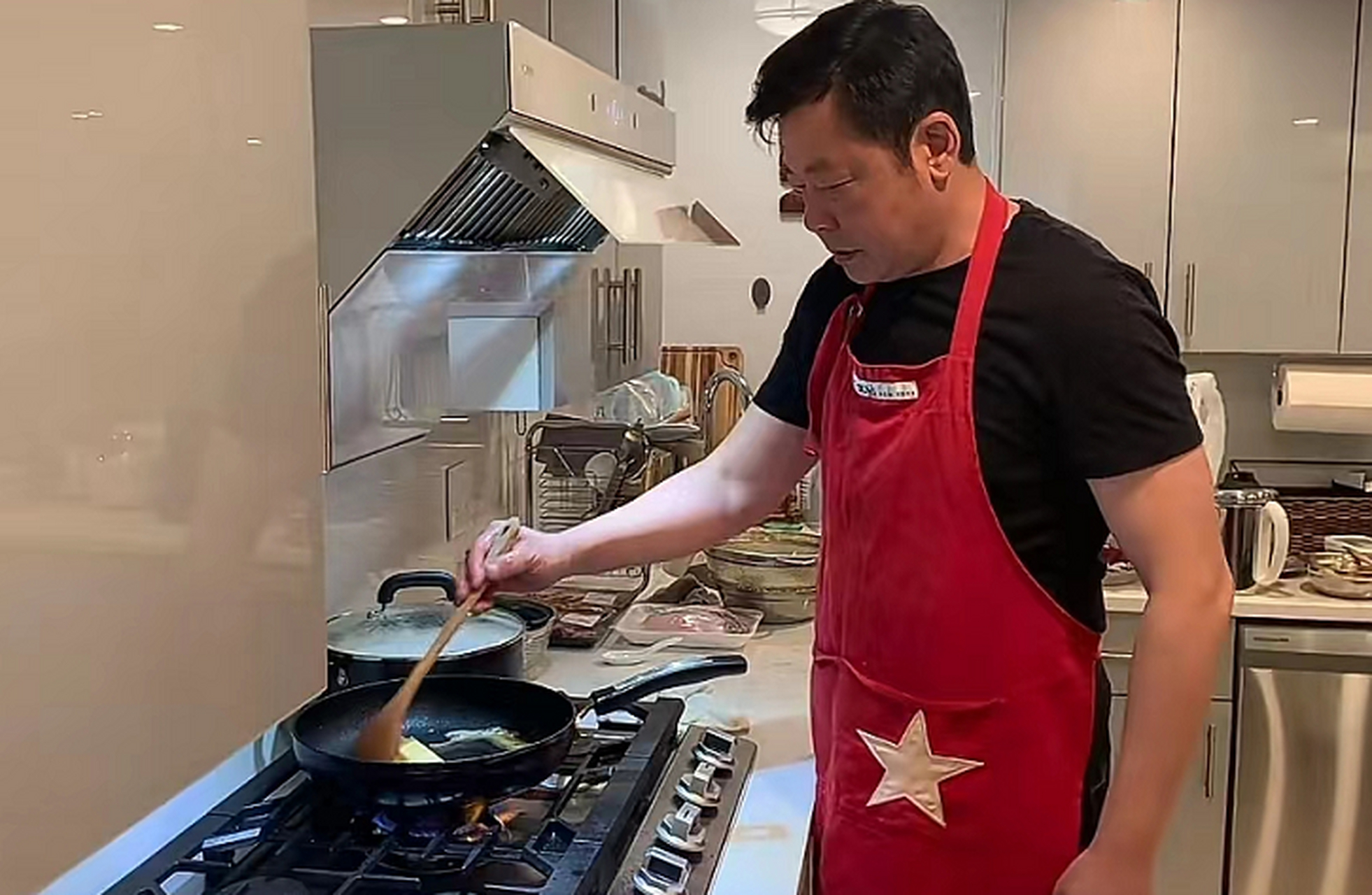 上海演员孙思瀚长居美国,陪伴老母尽显孝心,妻子留国内照顾女儿  6月