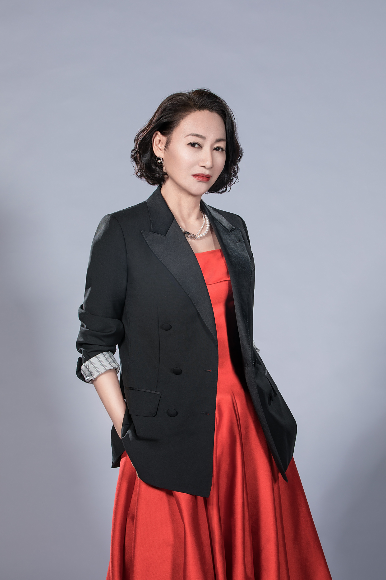 惠英红身着 st. john 黑色西装外套