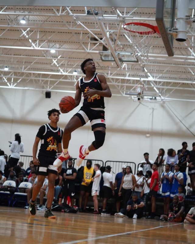 大概三年前布朗尼才完成了他篮球生涯的第一次扣篮,真是肉眼可见的