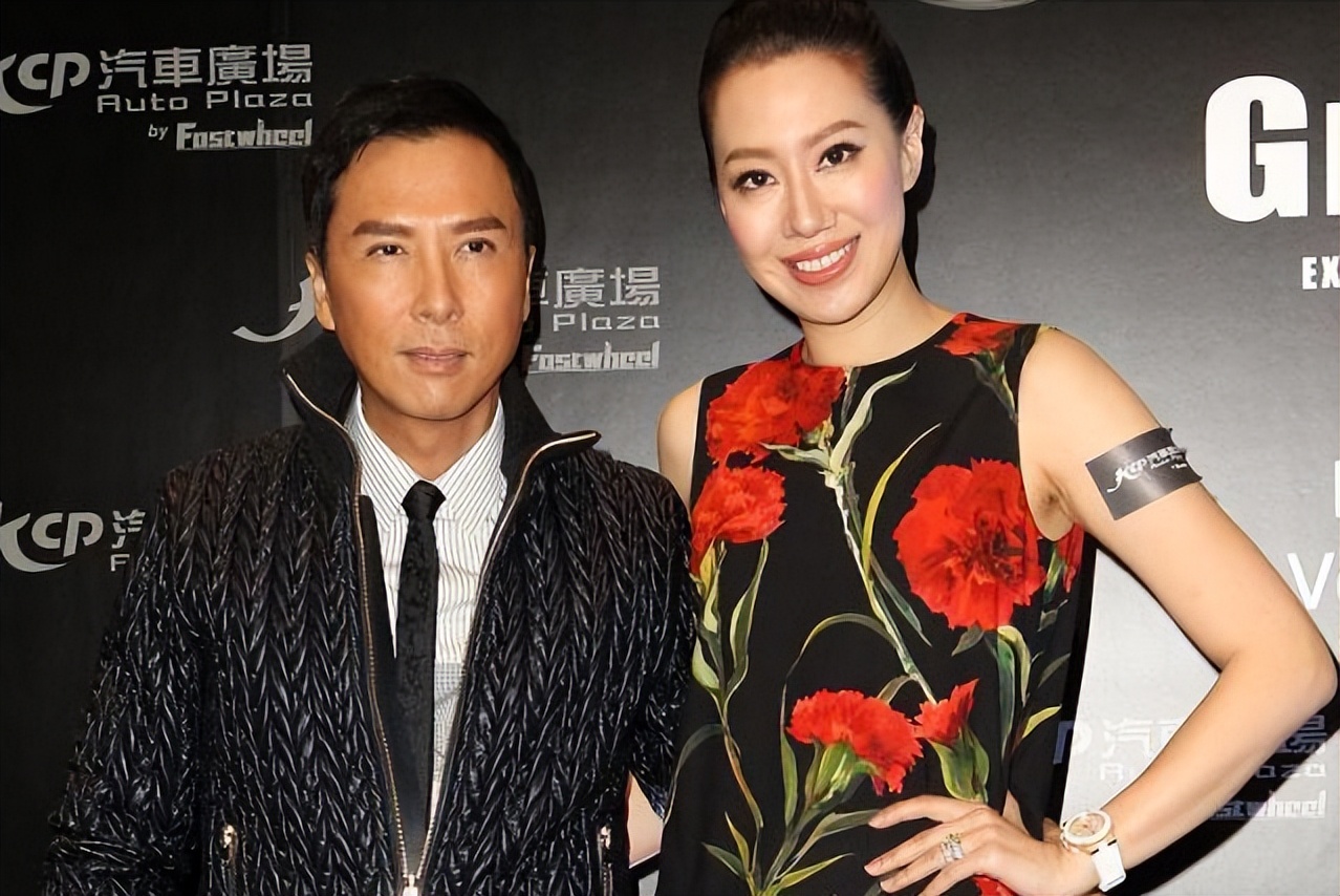 甄子丹为第三任妻子庆生,小18岁诗诗美如少女,两人已恩爱19年