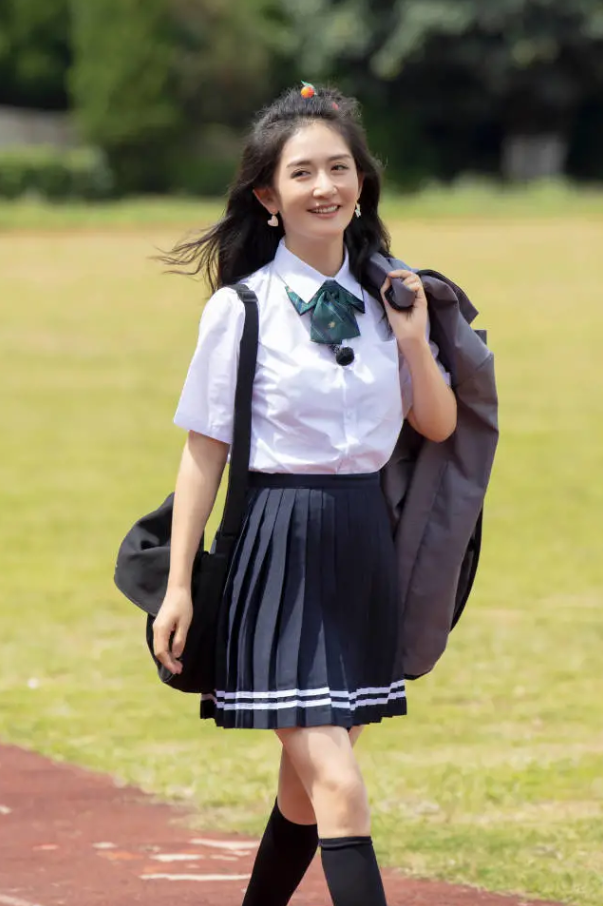 39岁谢娜穿jk制服,秀出筷子腿太吸睛,如18岁少女无违和感