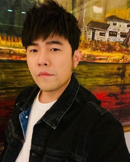 周杰伦晒剃须后的自拍,并问网友满意吗