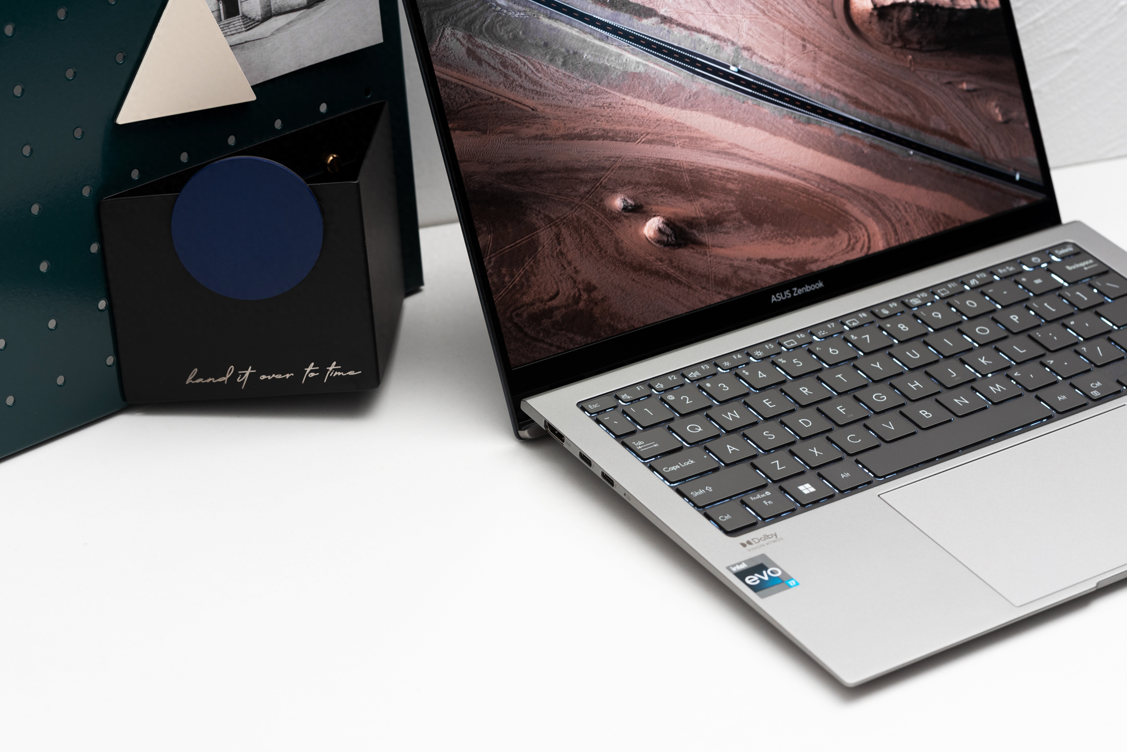 提前种草双11笔记本!1cm 1kg的极致轻薄本,性能续航屏幕都够顶