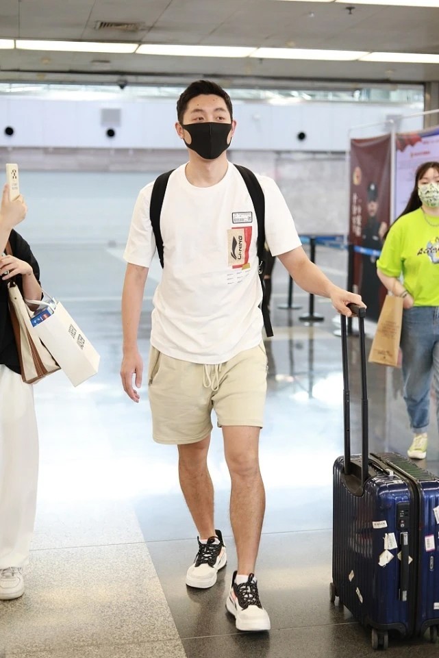 许昕"机场秀"变身潮男,运动短裤 白t简洁大气,造型真显气质