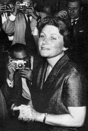 斯大林女儿叛逃美国后,长期受fbi监视,第四任丈夫盯上她的遗产