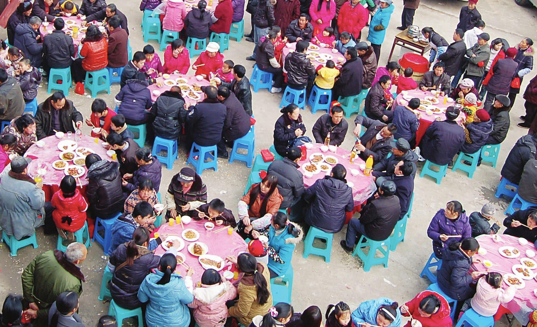 浙江一农村男子,办丧礼花费数千万,酒席配茅台酒中华烟,惹热议
