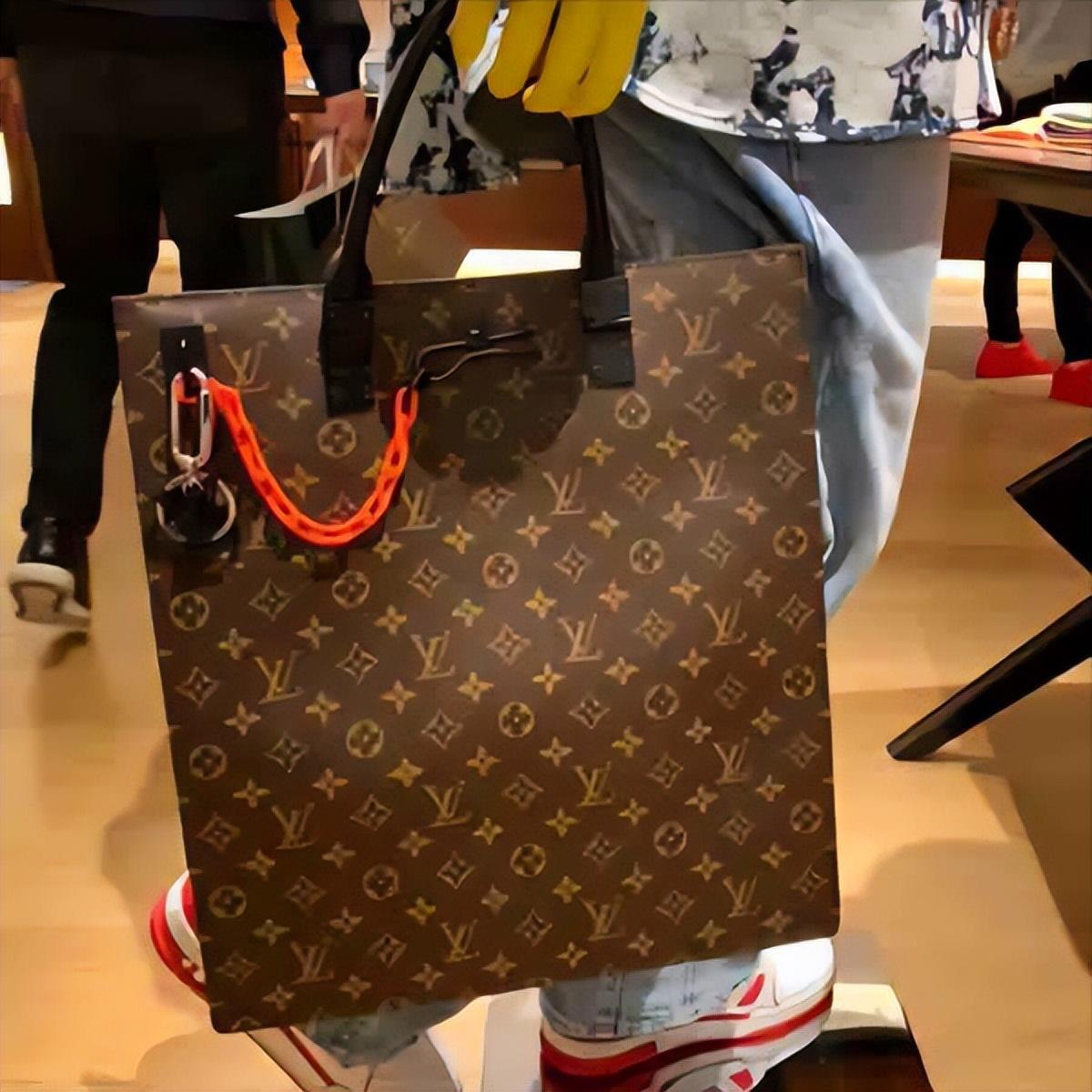 回顾:全网爆火的"lv帆布袋",开始割穷人韭菜,媒体怒批:蠢穷且虚荣