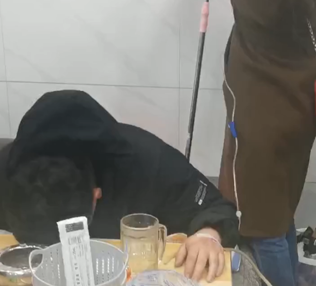 湖南护士结婚当天给醉酒老公打吊瓶,网友心疼:结婚还要"加班"