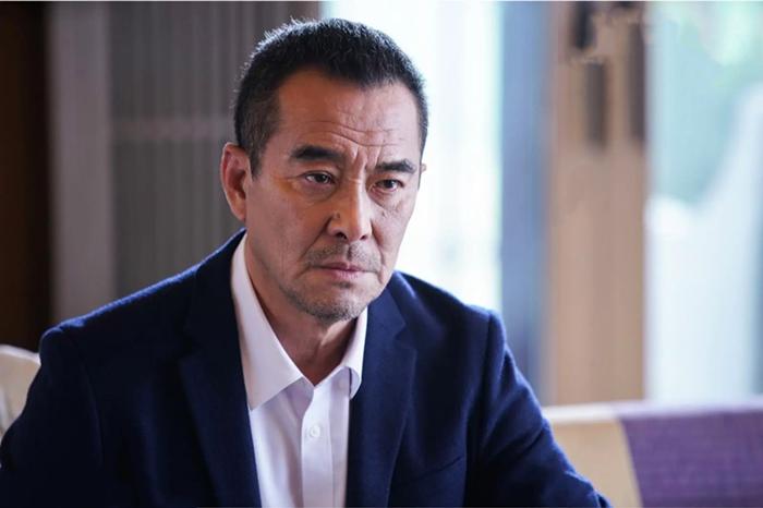 娱乐圈的"酒蒙子"演员,曾经的"大众情人",沉迷喝酒