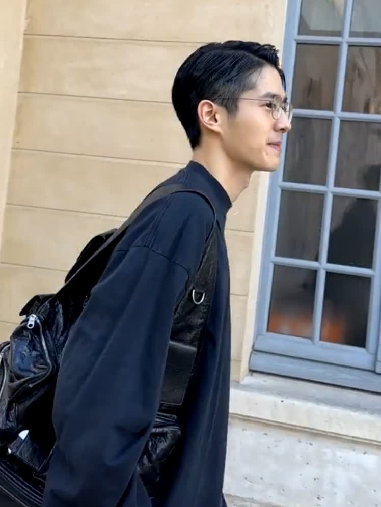 刘昊然日常换新风格帅气亮相