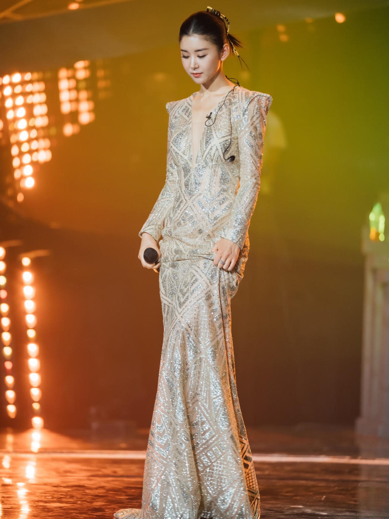 原来李小萌也有"傲人身材",穿裸色亮片礼服高级洋气,美得惊艳