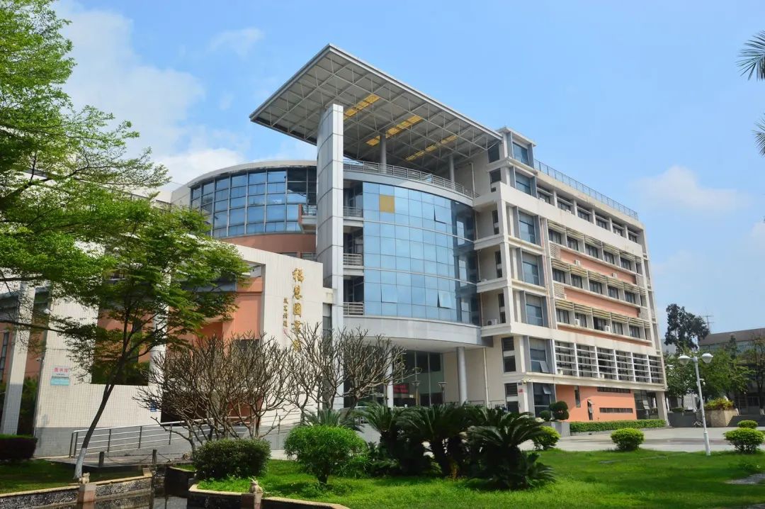 肇庆西江大学(肇庆西江大学学费多少)