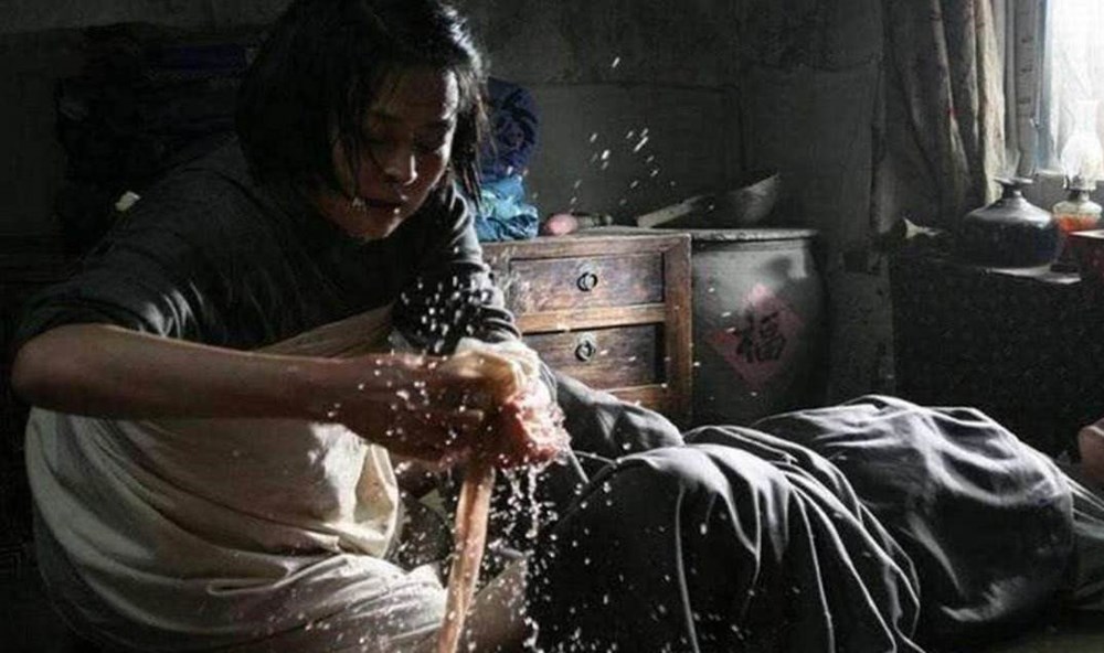 古代生孩子为何要烧大量热水?对比现代产房后,方知身在福中