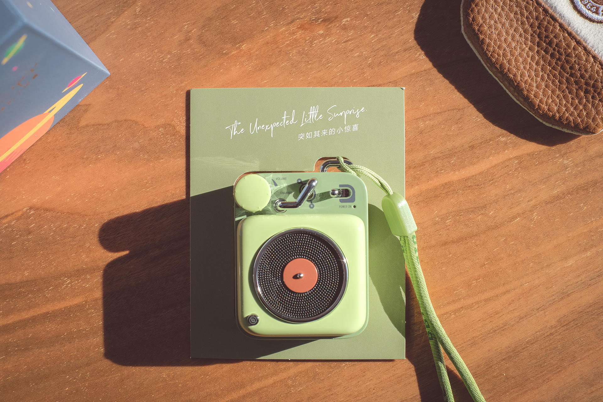 外观颜值天花板,高续航便携猫王音响——原子唱机b612开箱测评