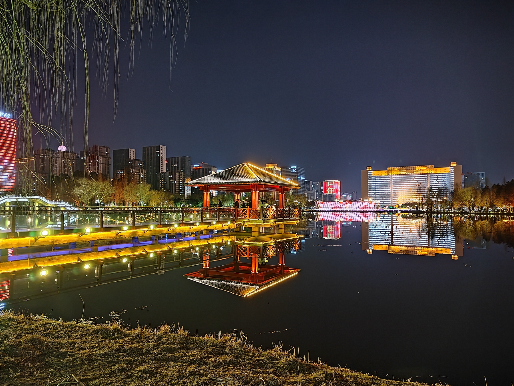 荣耀50pro镜头里的临沂五洲湖春节夜景