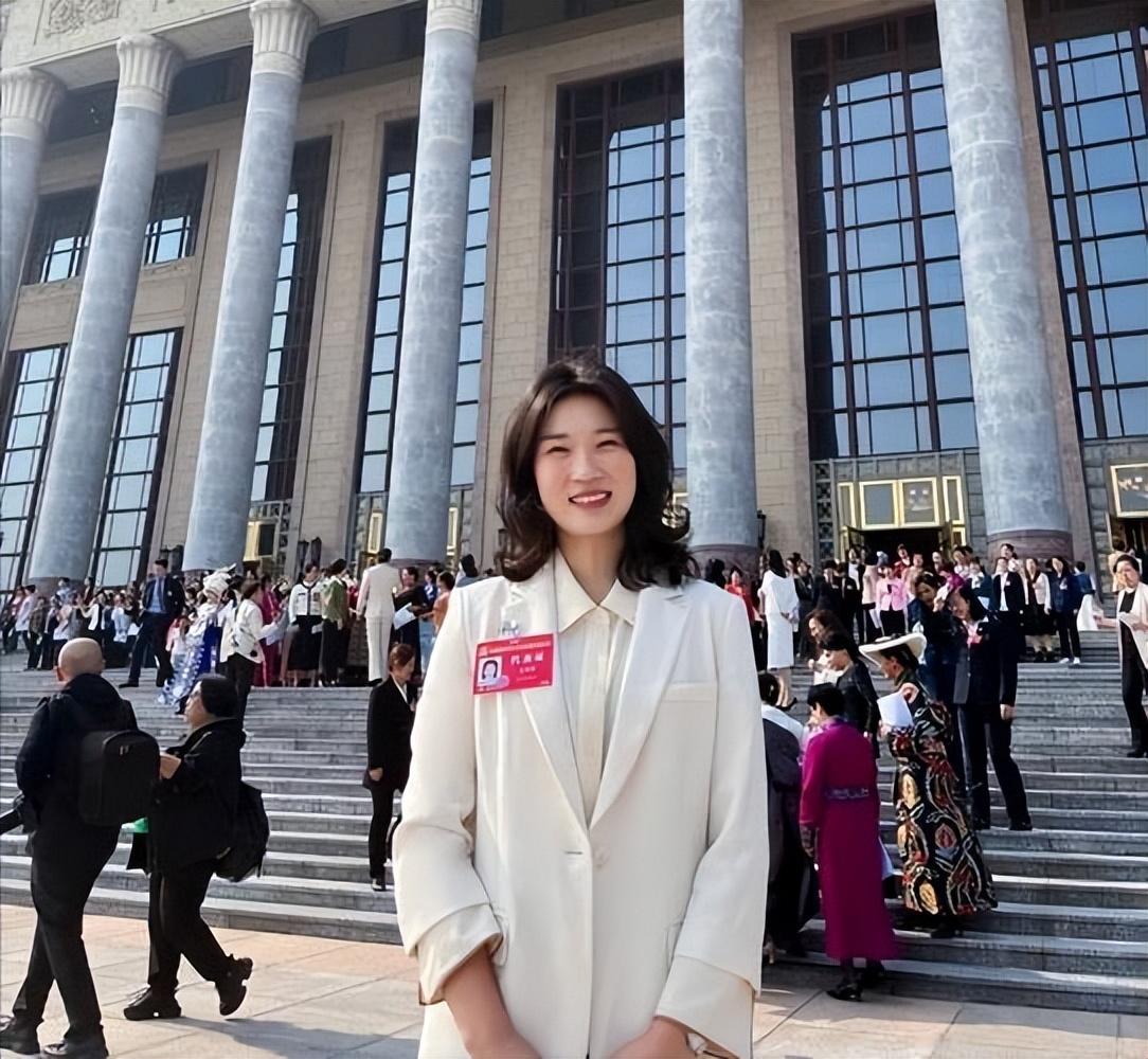 王梦洁现身北京开会