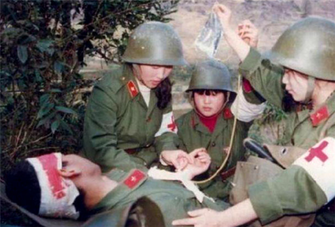 独臂少将丁晓兵,为抓越军右手被炸,亲手切掉断臂押回俘虏