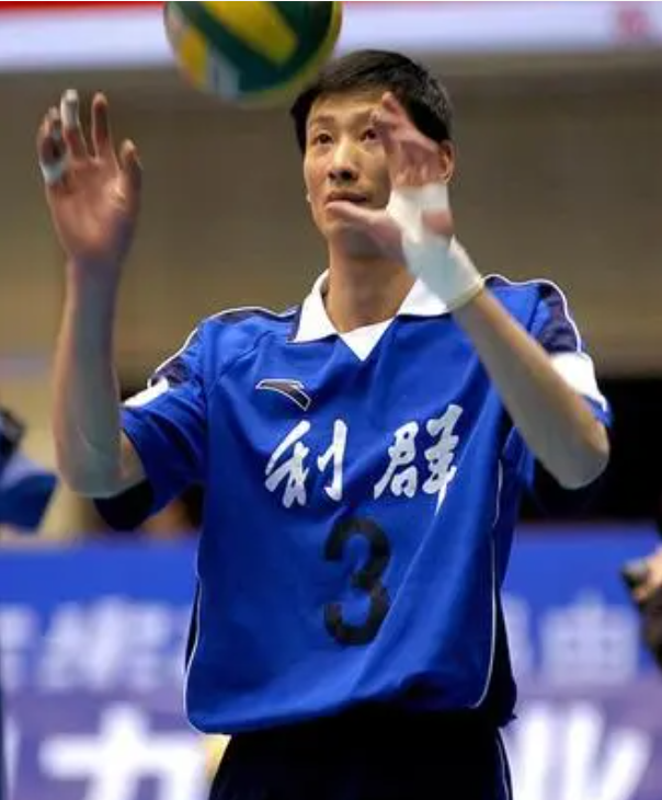 56岁郑武近况:继续教练生涯,54岁妻子风韵犹存,弟弟郑亮已瘫痪