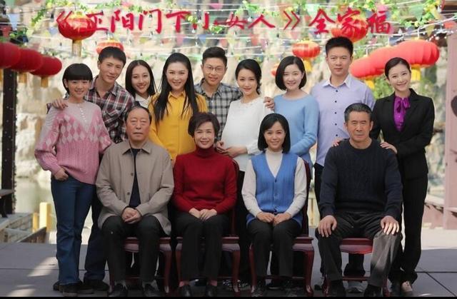 蒋雯丽豪气请剧组吃西餐,饭后与马诗红等人共舞,55岁身材无赘肉