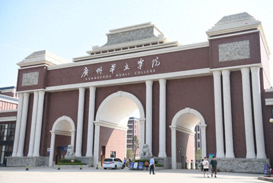 广州华立学院江门校区迎新特辑海滨学子狂飙而来