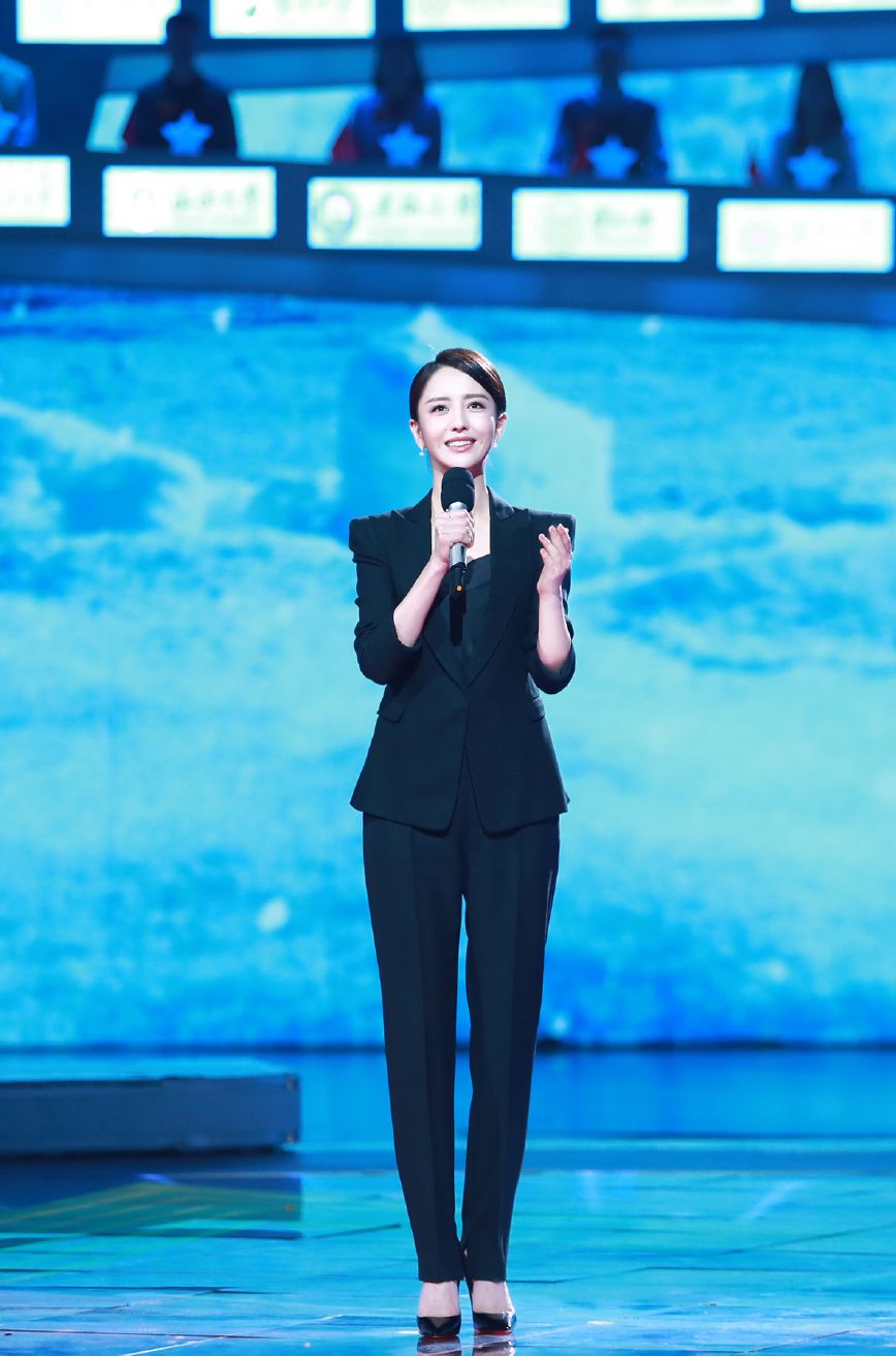 穿西装的佟丽娅太美了,这4组搭配展现不同气质,真是高级又有范