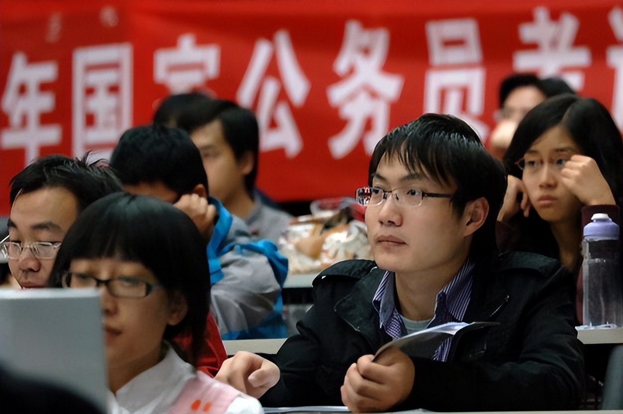 月薪8000的专科男,和月薪5000的本科男,女生的选择格外一致