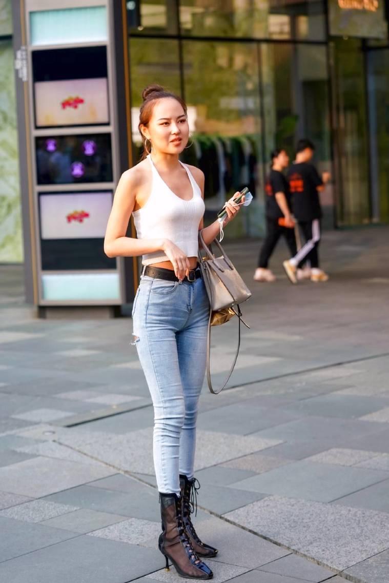 骨感美女,挂脖小衫配紧身牛仔裤,穿出纤细的身材美,美丽又自信