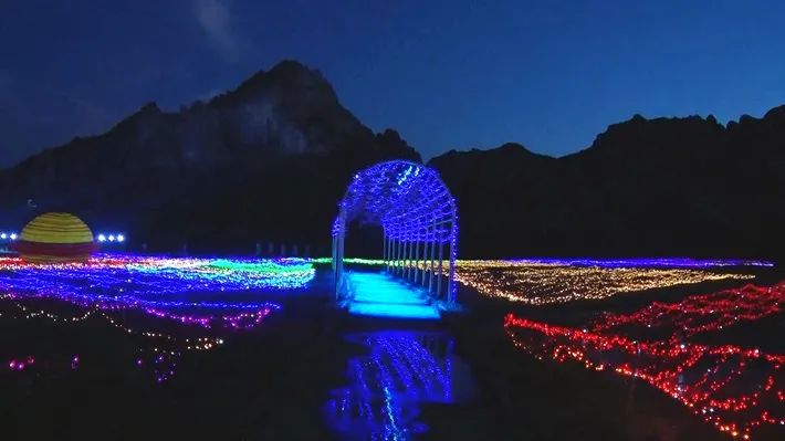 嵖岈山温泉小镇精彩上演夏季灯光秀
