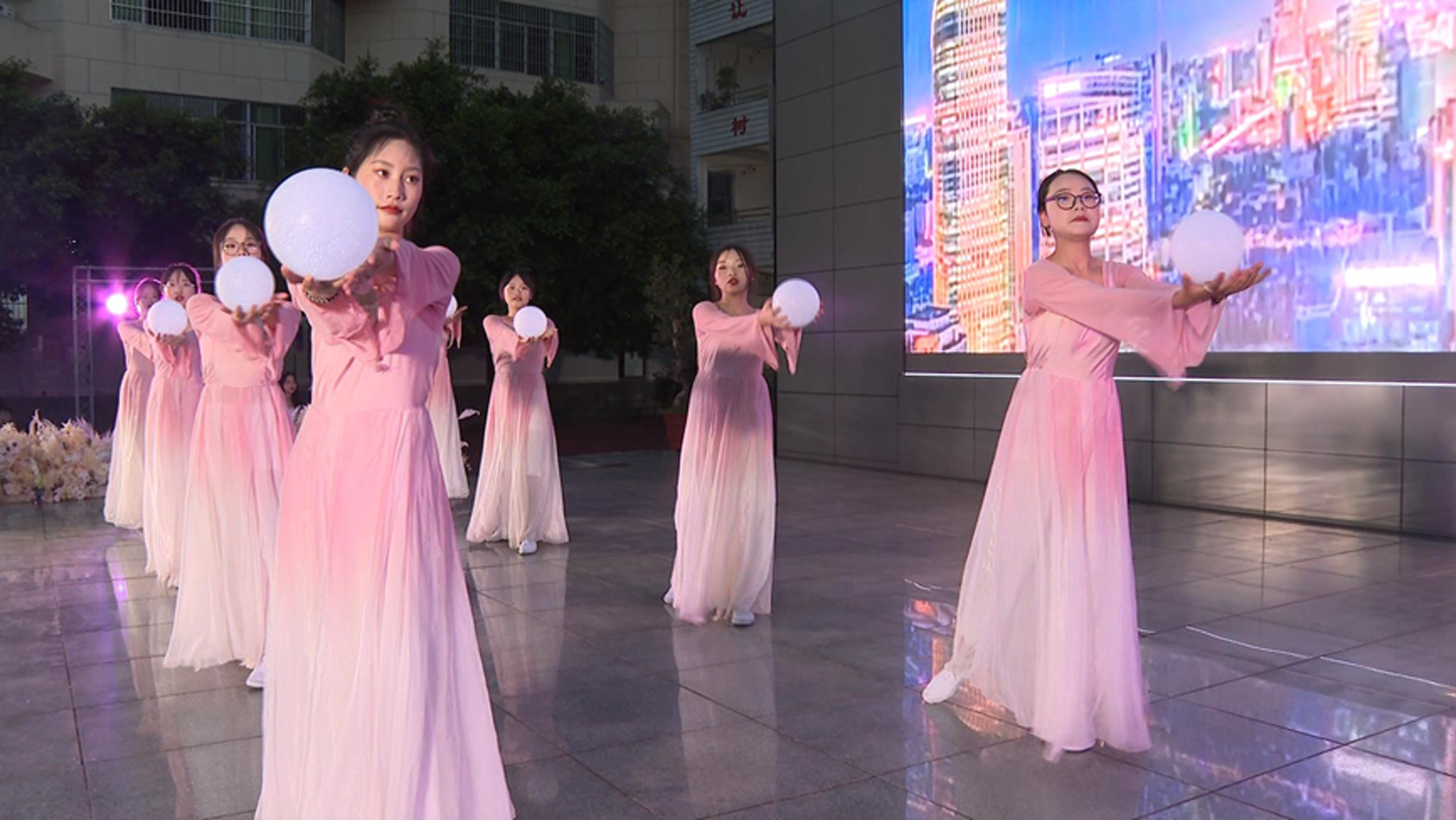 蓬安县实验中学举行纪念五四运动104周年文艺汇演