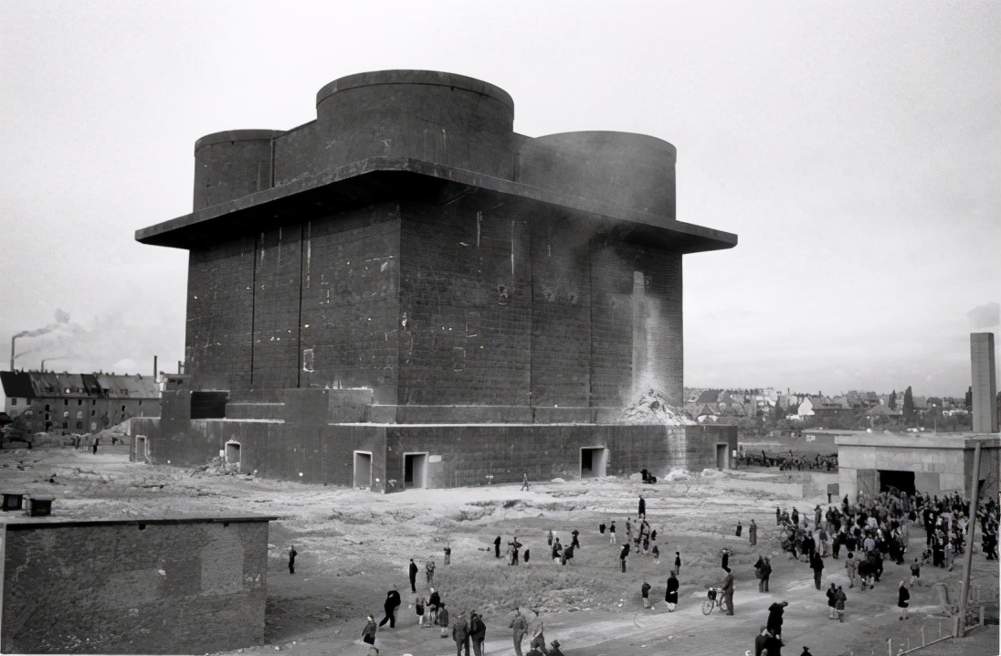 18昼夜激战,苏联攻占柏林,为什么苏军不直接轰平帝国大厦?