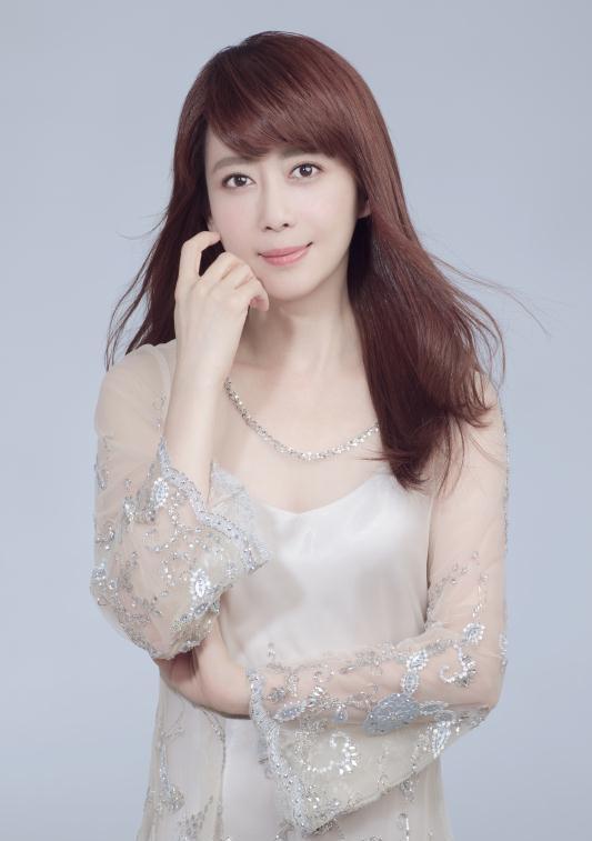 孟庭苇真会扮嫩,穿的纱裙成熟还性感,全靠发型来减龄