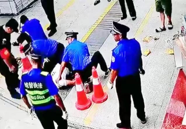 阆中城管"暴力执法"被停职,回应:我不是,我没有,我有记录仪