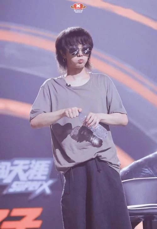 『华晨宇』花花喝水合集:天热,记得多喝水