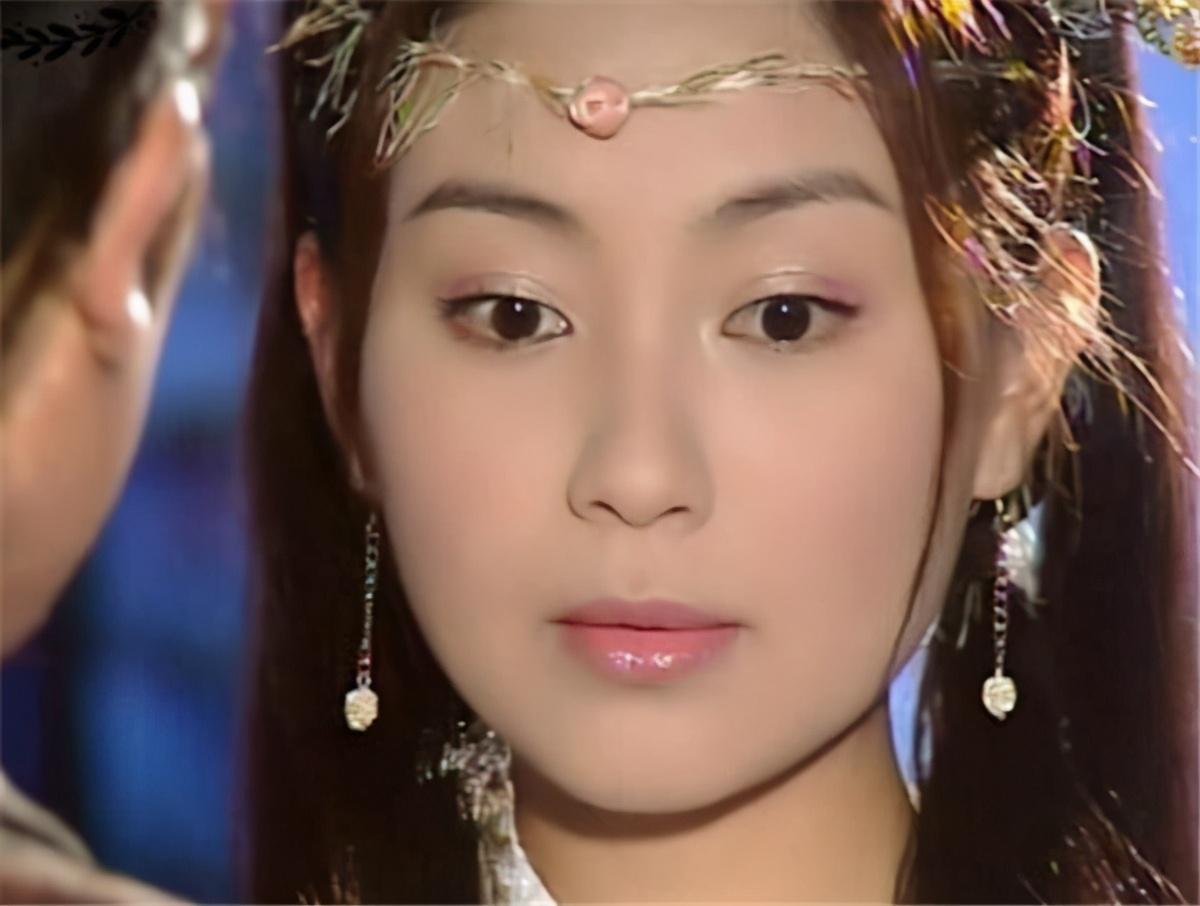 她是童年最美小昭,嫁给富商后退圈,双胞胎女儿高颜值配大长腿