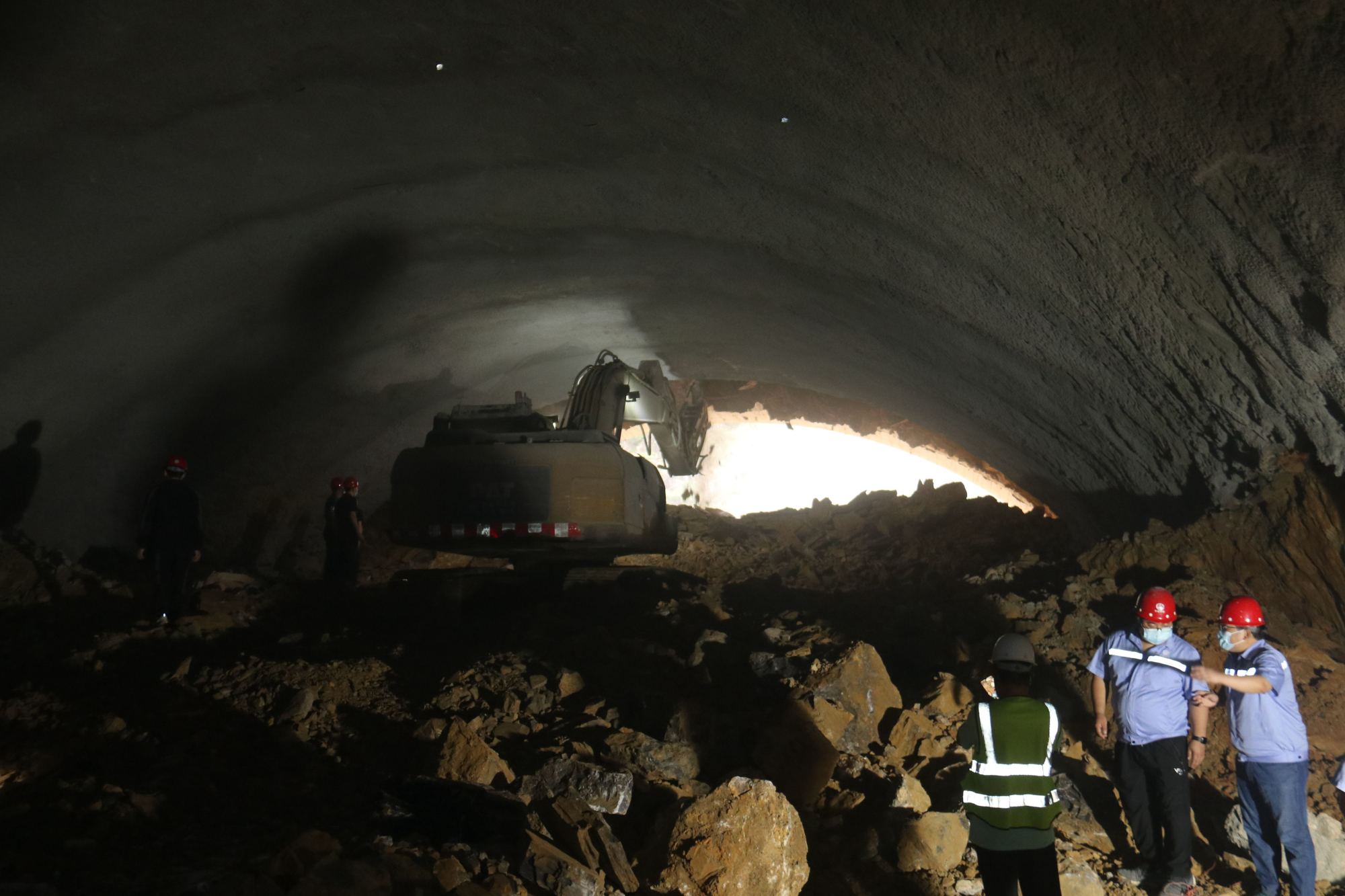 国道109新线高速公路首个超千米隧道双线贯通