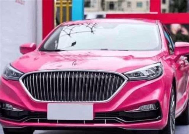 偶遇红旗h5,粉红色车身霸气喊话,网友:不愧是"国之娇子"!