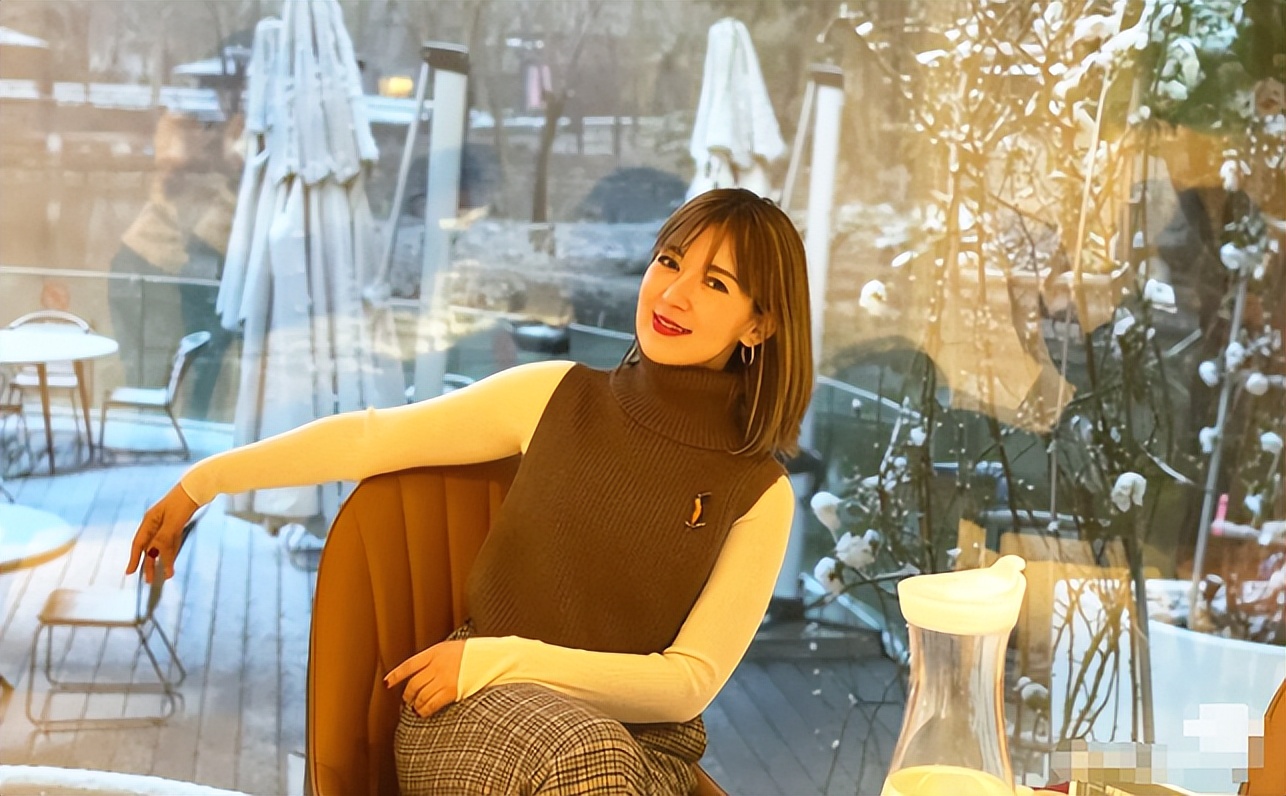 尼格买提妻子原来是时尚精,穿搭严谨不拖沓,戴万元项链挺贵气