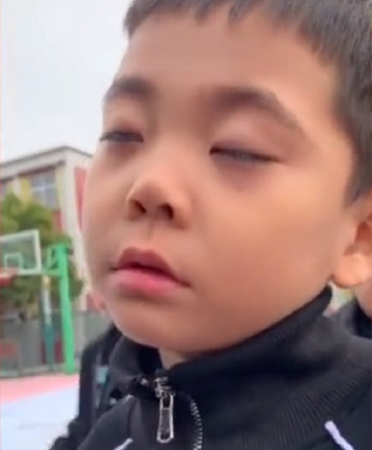 小学生变"睡神",操场上站着睡着,老师看后笑弯了腰