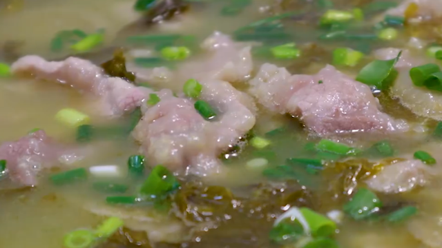 冬日的气息愈发浓厚,我就想到了一碗让人心暖暖的酸菜滑肉汤