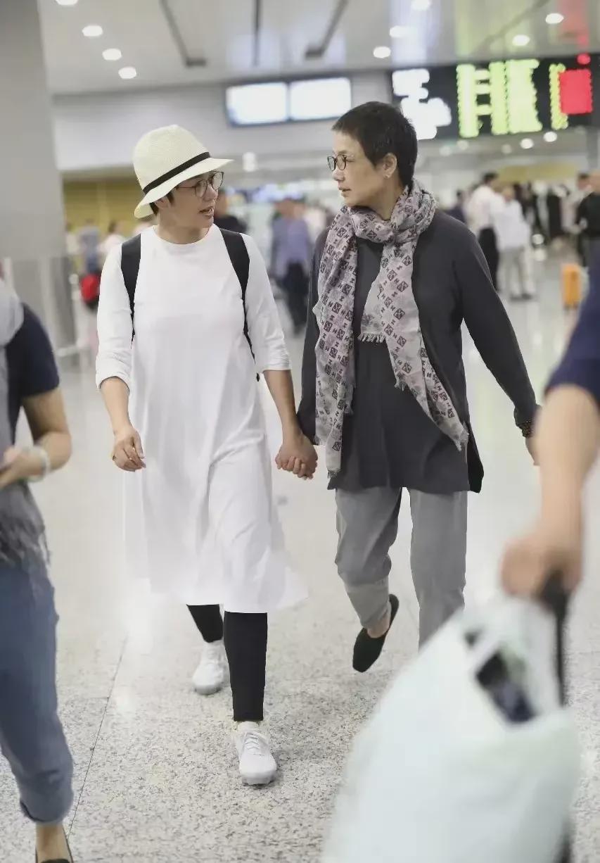 蒋雯丽与马思纯妈妈同框,一路牵手热聊,姐妹俩长相十分相似