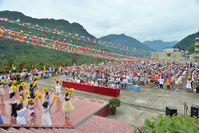 屏山县新市镇中心学校举办庆"六一"暨第四届校园文化艺术节