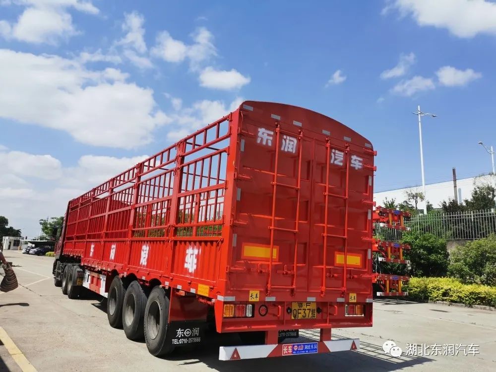 东润2台13米鹅颈仓栅半挂车如期交付
