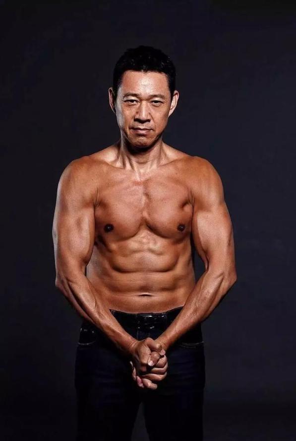 张丰毅身材不输小鲜肉,65岁依旧线条优美,坚持健身30年的效果