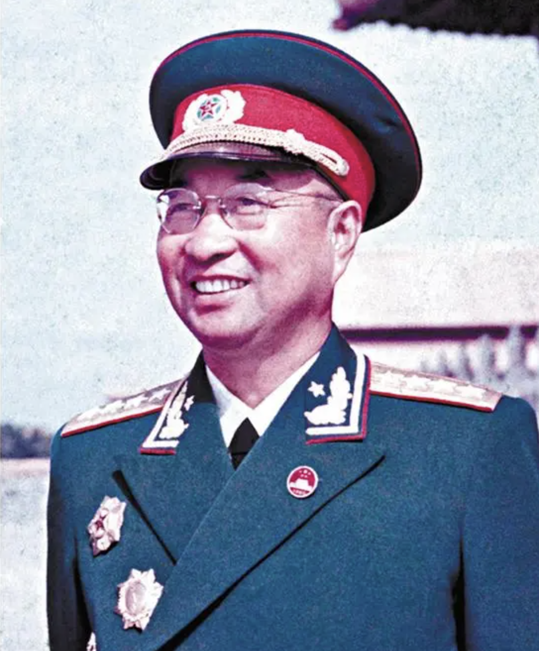 1955年,陈赓穿上大将礼服,气宇不凡,邓颖超拉着他留下珍贵合影