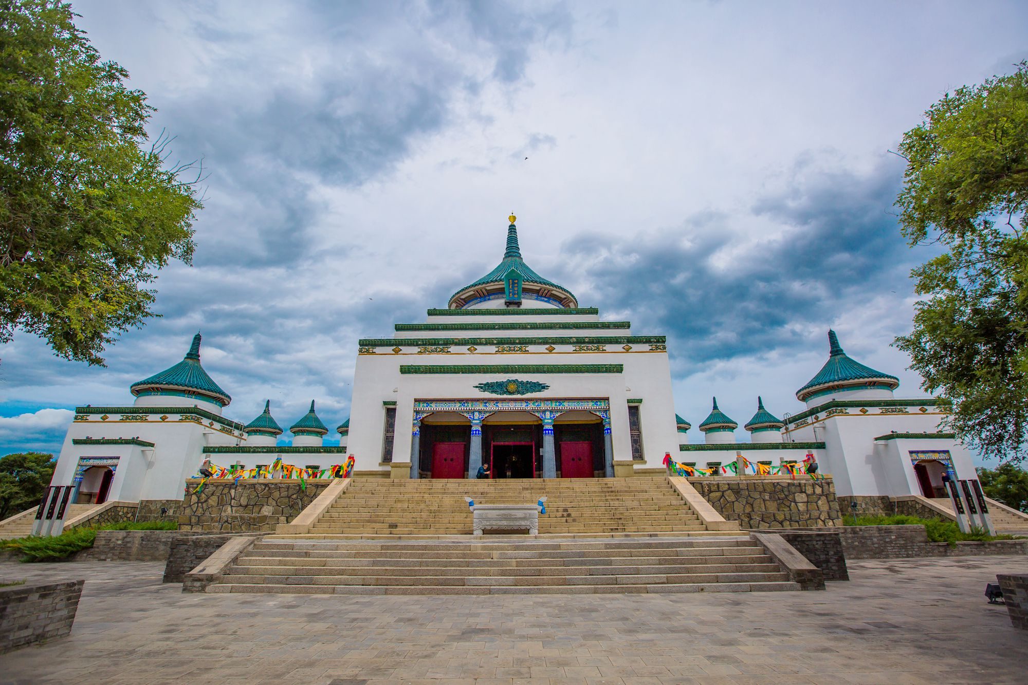 内蒙古兴安盟有一座成吉思汗庙,位于罕山之巅,众多游客前来敬仰