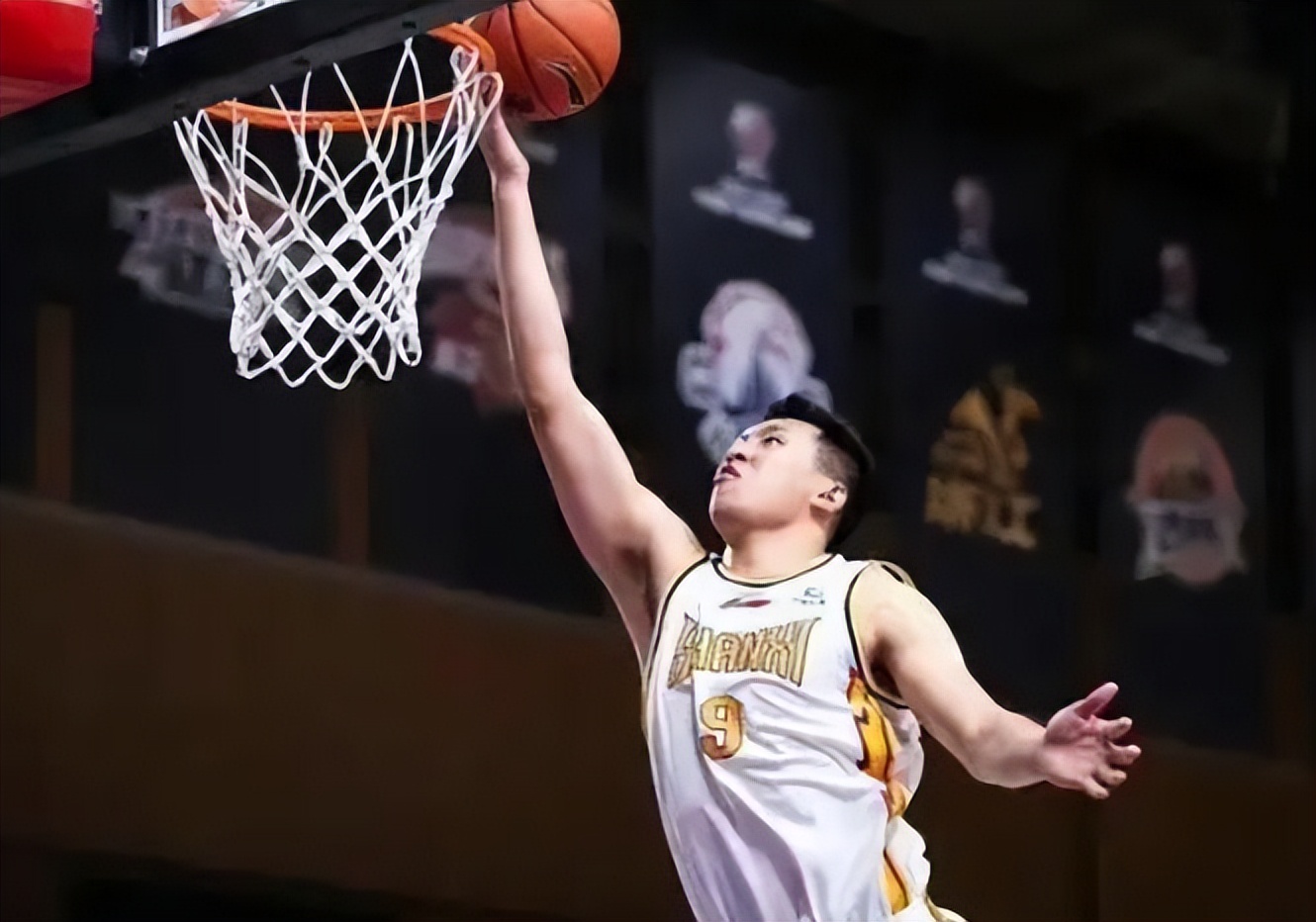 cba土豪补强!闫鹏飞转会细节曝光 山西曾开顶薪 助球员圆梦放人