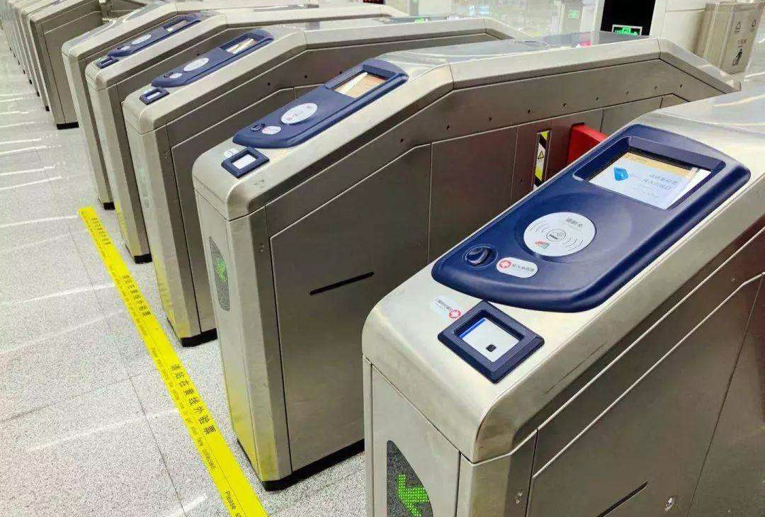 广州地铁站一群人围着闸机打转,刷掉30元再进站,这是什么操作?