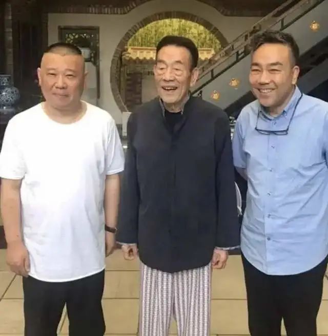 相声界杨少华91高龄突发疾病紧急送医,儿女徒孙成群陪伴幸福无比