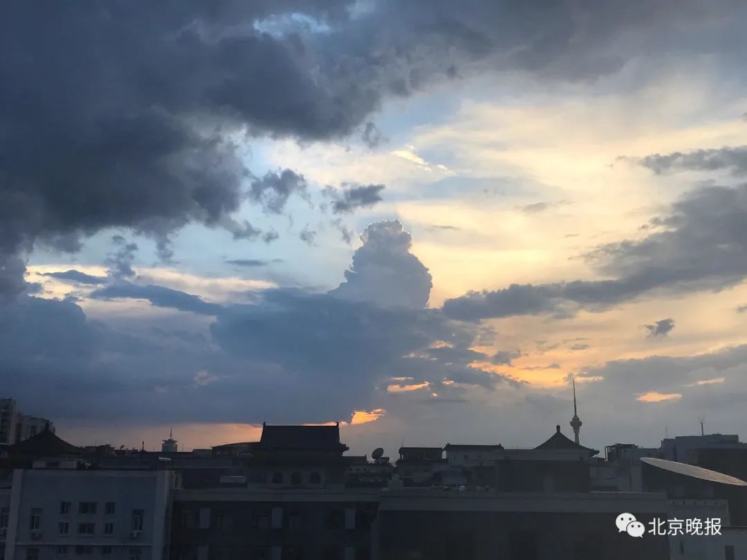 精华|雨过天晴，京城天空霞光如金色瀑布！宛如一幅“流动”的水墨画