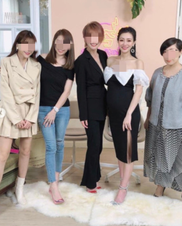 女星王思佳怀孕5月,穿性感礼服四肢超细,看不出孕肚被网友惊叹